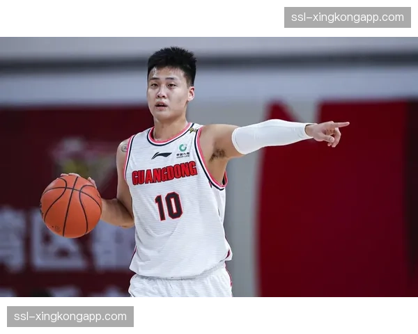 特写：赵睿面对旧主广东命中关键三分，竖起手指静音庆祝