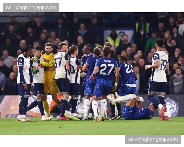 冲突瞬间：诺丁汉森林与埃弗顿保级关键战，两队球员赛后发生大规模推搡